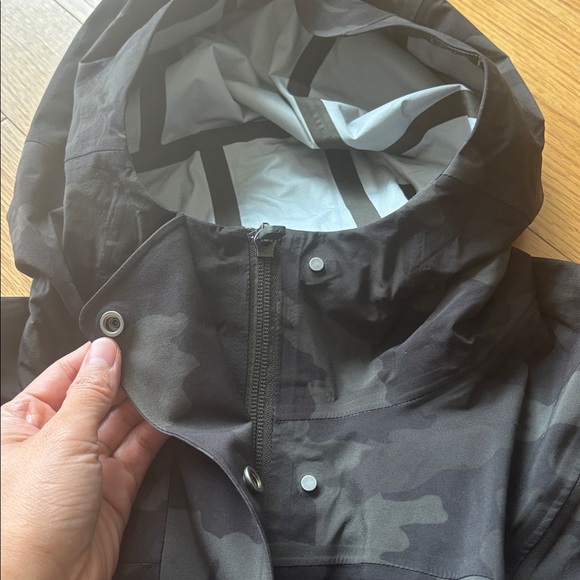 Lululemon Olive Green Camouflage Hooded Jacket - Picture 2 of 6
